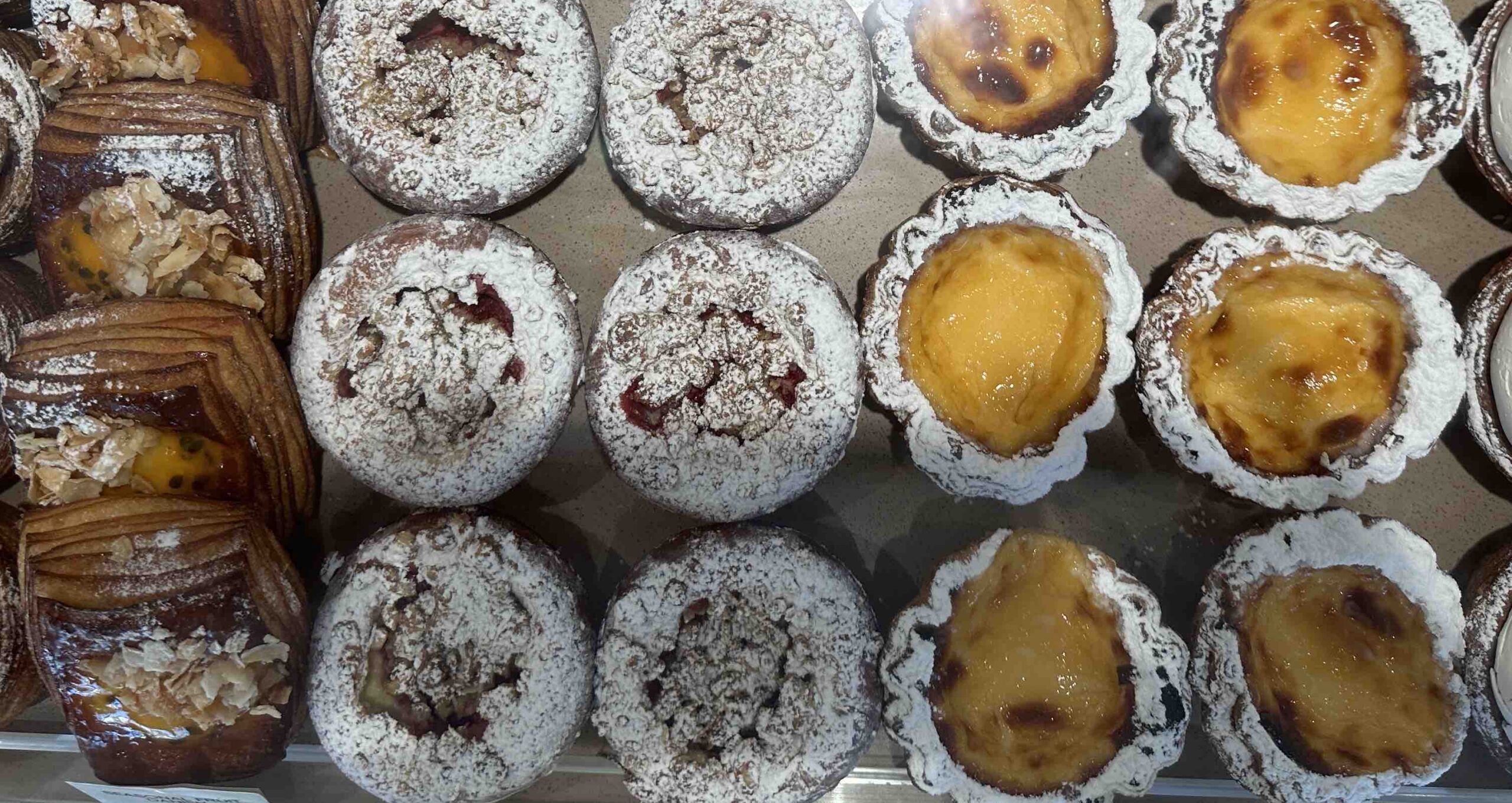 Natas sind eine absolute Delikatesse in Portugal – und ein gern gesehener süßer Snack auf unseren Genussreisen.