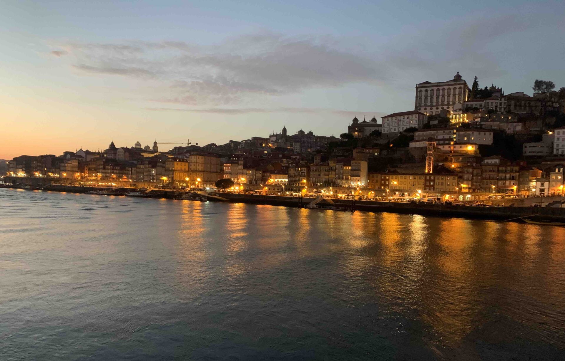 Porto zieht sich wunderschön am Douro-Fluss entlang. Ständig gibt es neue tolle Perspektiven zu entdecken.