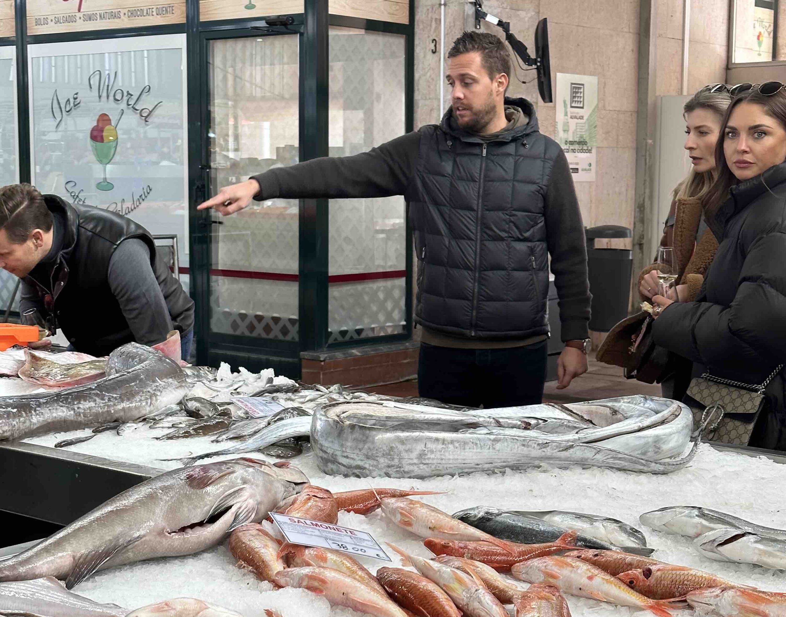 Die Markt- und Fischhalle von Setubal ist sehenswert. Außerdem gibt es hier viele Delikatessen, die ihr sonst kaum findet.