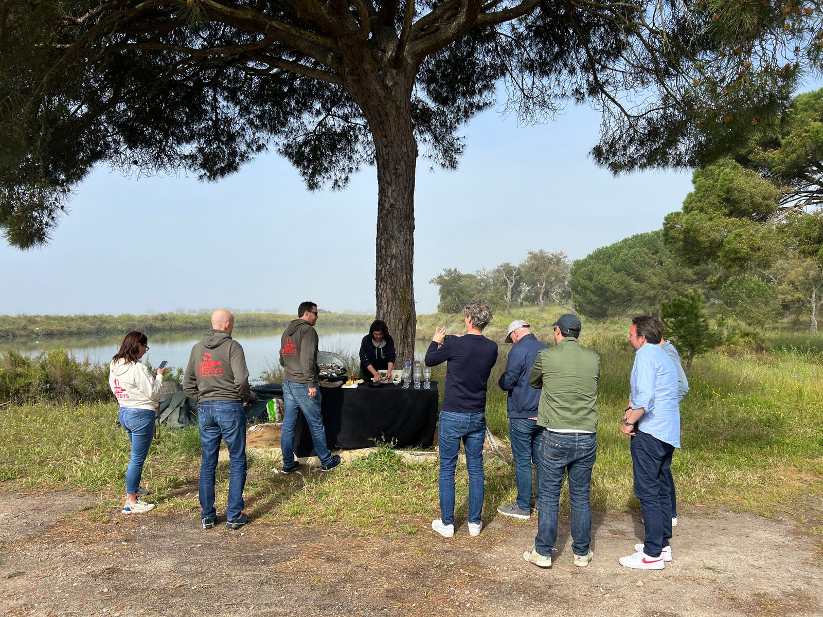 Gemeinsam einen besondere Firmenausflug machen oder ein Team belohnen – mit
Genussreisen und Weinreisen von Winebuddys!