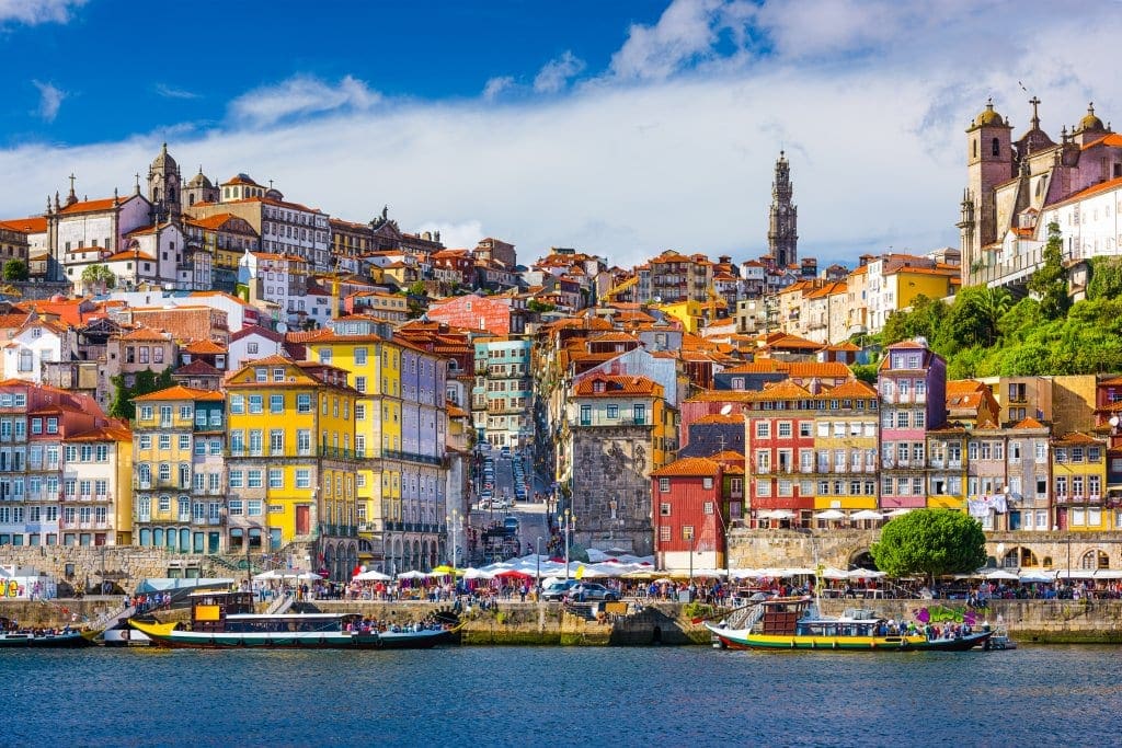 Porto bietet malerische Blicke – gerade wenn man vom Douro-Fluss zur Stadt hinauf blickt.