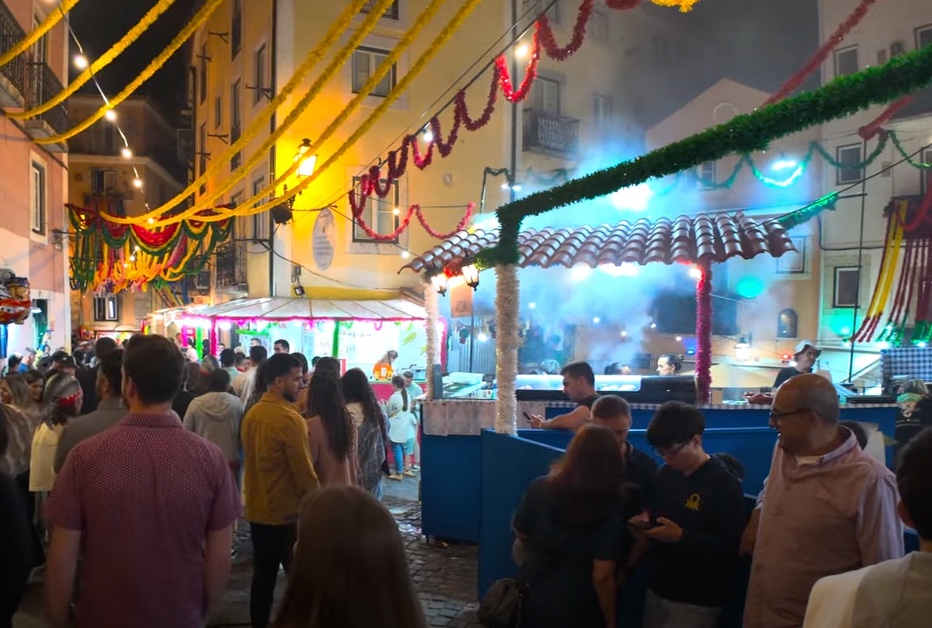 Das Santo António Festival in Lissabon ist ein besonderes Genuss-Highlight. Die Luft ist erfüllt von traditionellen Liedern und Gesängen sowie dem Duft gegrillter Sardinen.